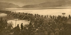 Prigionieri italiani sulla Passerella di Pontaiba (1917)